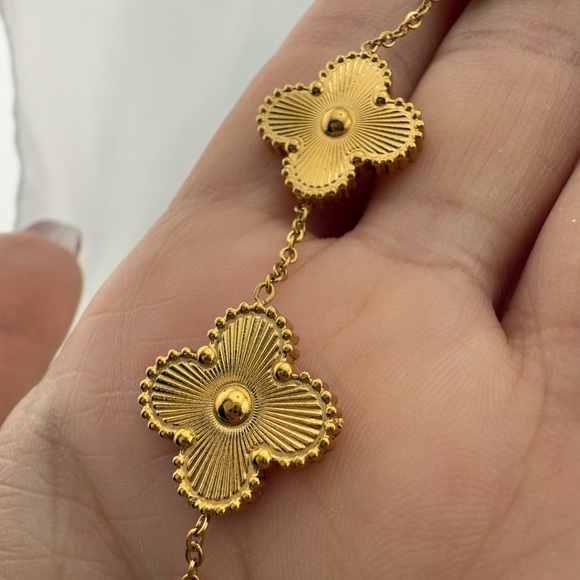 Alhambra Gold Floral Bracelet - Picture 3 of 8